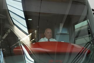 Jak se mají chovat řidiči tramvají v problémových situacích? Volat na dispečink a své názory šířit až po pracovní době - Novinky